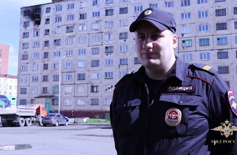 В Норильске сотрудник патрульно-постовой службы полиции совместно с очевидцем помог выбраться из горящего здания матери с ребенком
