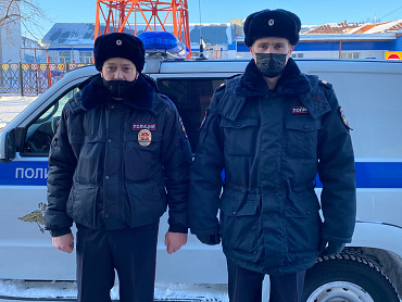 В Тюменской области полицейские помогли вытащить автомобиль из снежного заноса
