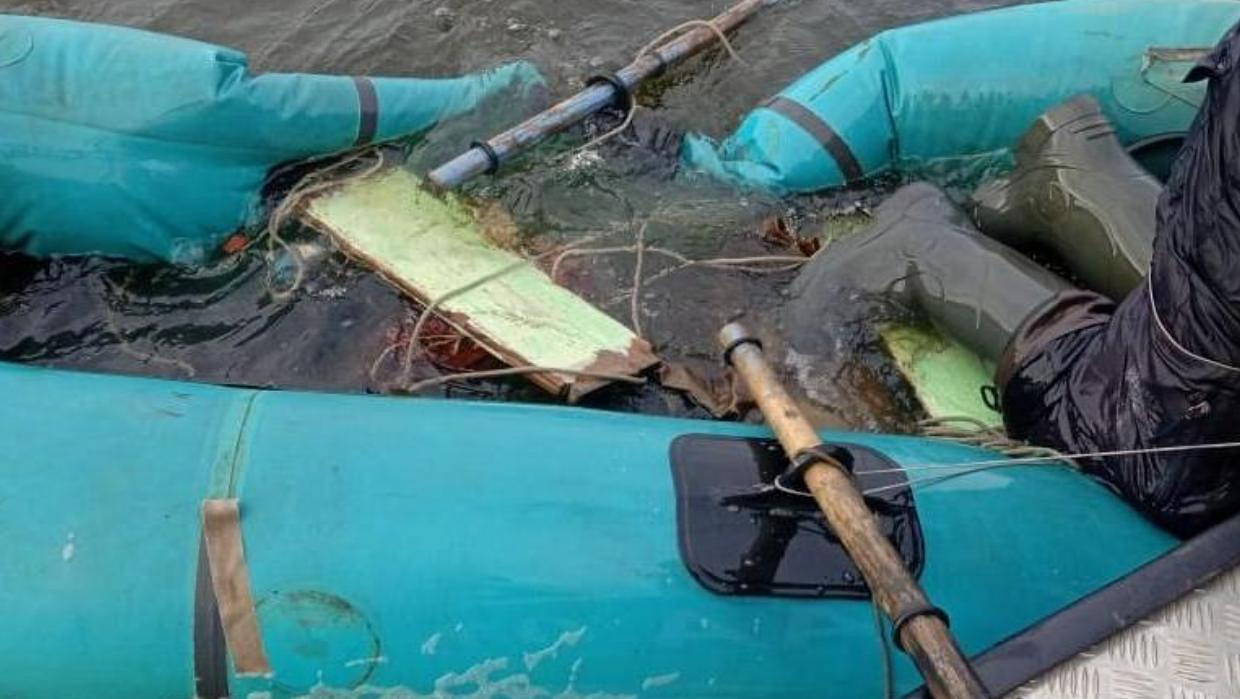 нашелся рыбак. нашелся рыбак. житель рыбак. нашелся рыбак. бухта мелководная магадан зимой.