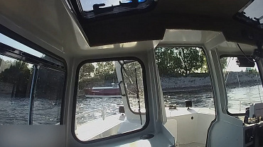 В акватории Морского канала Санкт-Петербурга транспортные полицейские помогли пассажирам катера, потерявшего ход