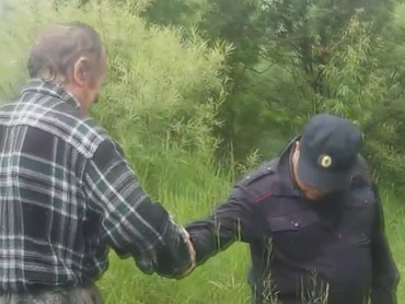 В Красноярском крае полицейские отыскали пенсионера, заблудившегося в лесу