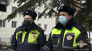 Сотрудники ГИБДД в центре Москвы спасли людей из горящего здания
