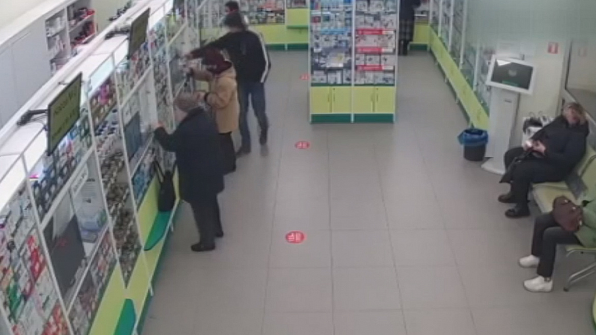 Полицейские Москвы задержали злоумышленника, ограбившего в аптеке пенсионерку