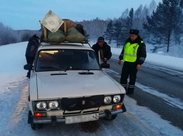 Полицейские в Гурьевске Кемеровской области помогли семье, которая оказалась на трассе в неисправном автомобиле