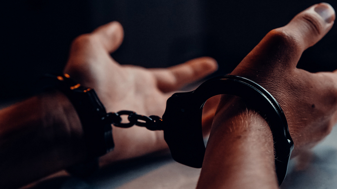 В Мурманске полицейскими задержан житель Новосибирска, обманувший восьмерых пенсионерок