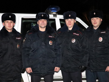 Полицейские в Красноярске помогли гражданам эвакуироваться из частного дома во время пожара