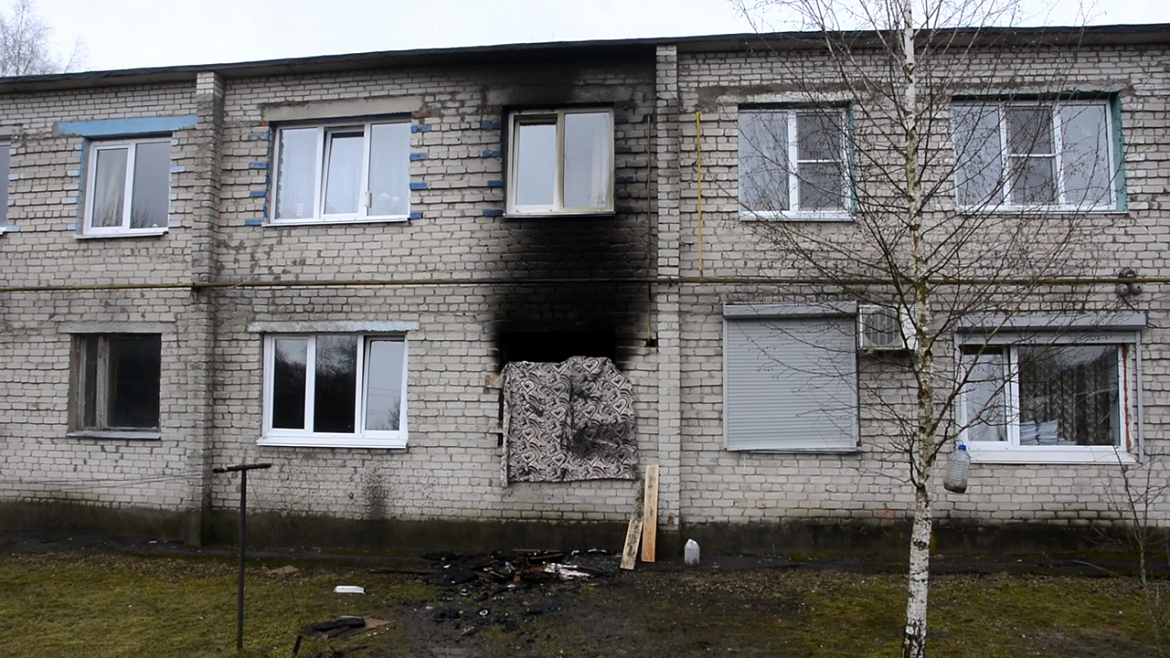 В Смоленской области сотрудник полиции спас ребёнка на пожаре