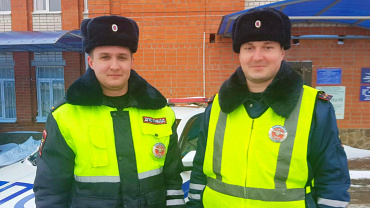 Сотрудники ГИБДД оказали помощь водителю забуксовавшего на трассе пассажирского автобуса