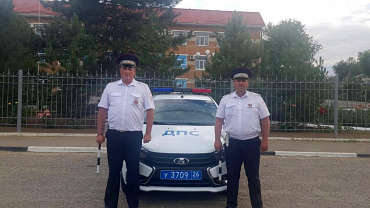На Ставрополье автоинспекторы потушили загоревшуюся машину