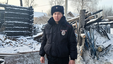 В Чувашии полицейский спас человека из горящего дома