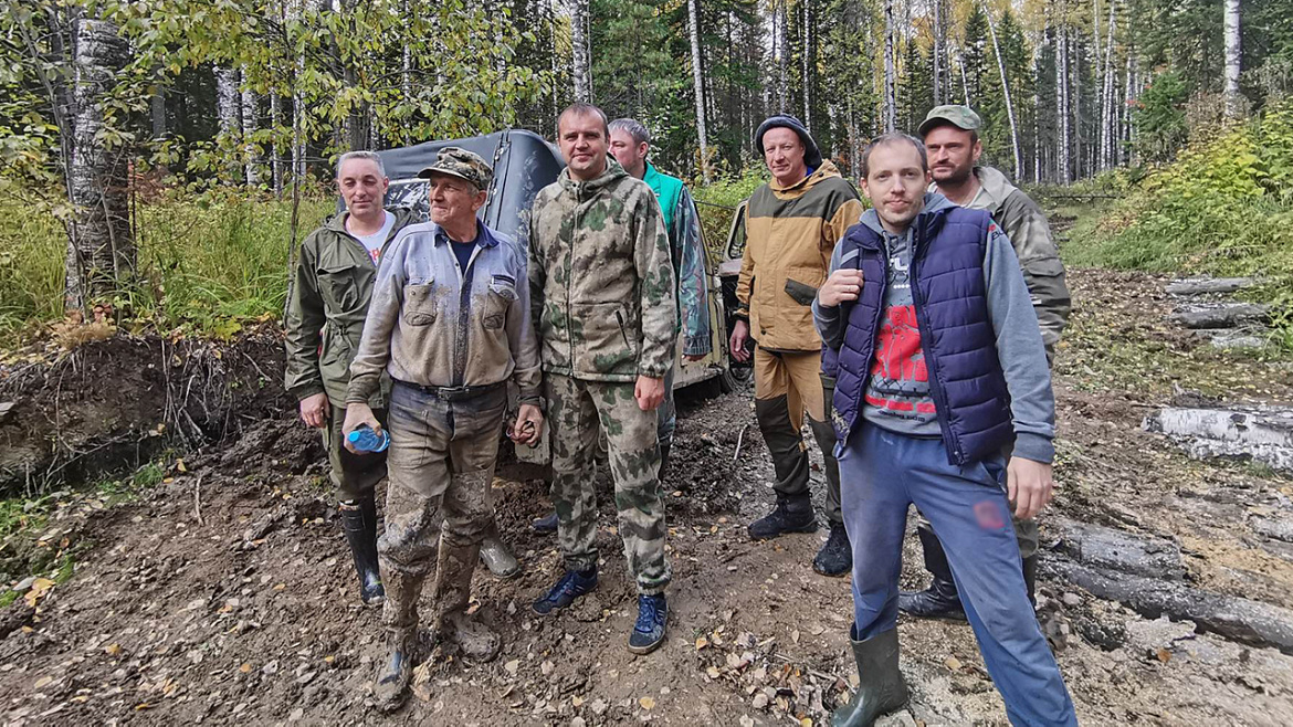 Участники поискового отряда помогли грибникам, чья машина застряла в трясине, выбраться из «плена»