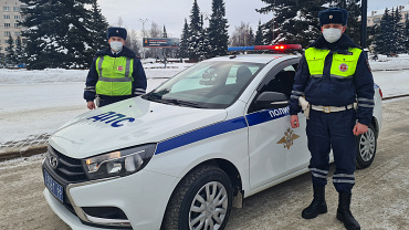 Инспекторы ГИБДД Нижнего Тагила оказали помощь водителю и пассажирам автобуса