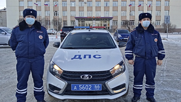 В Свердловской области инспекторы ДПС эвакуировали пожилую супружескую пару из дома, где начался пожар