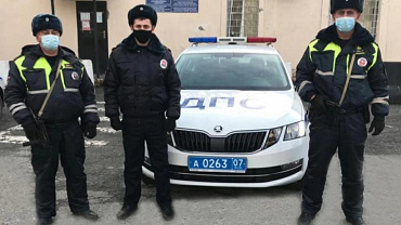 В Кабардино-Балкарии сотрудники ДПС эвакуировали семью с тремя детьми из дома, который мог загореться