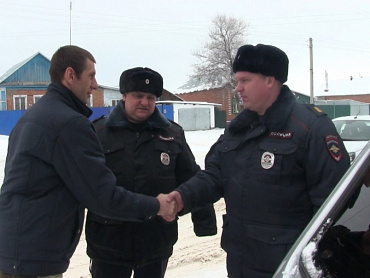 В Саратовской области сотрудникам полиции пришлось разбить боковое стекло провалившейся под лёд машины, чтобы спасти жизнь водителю