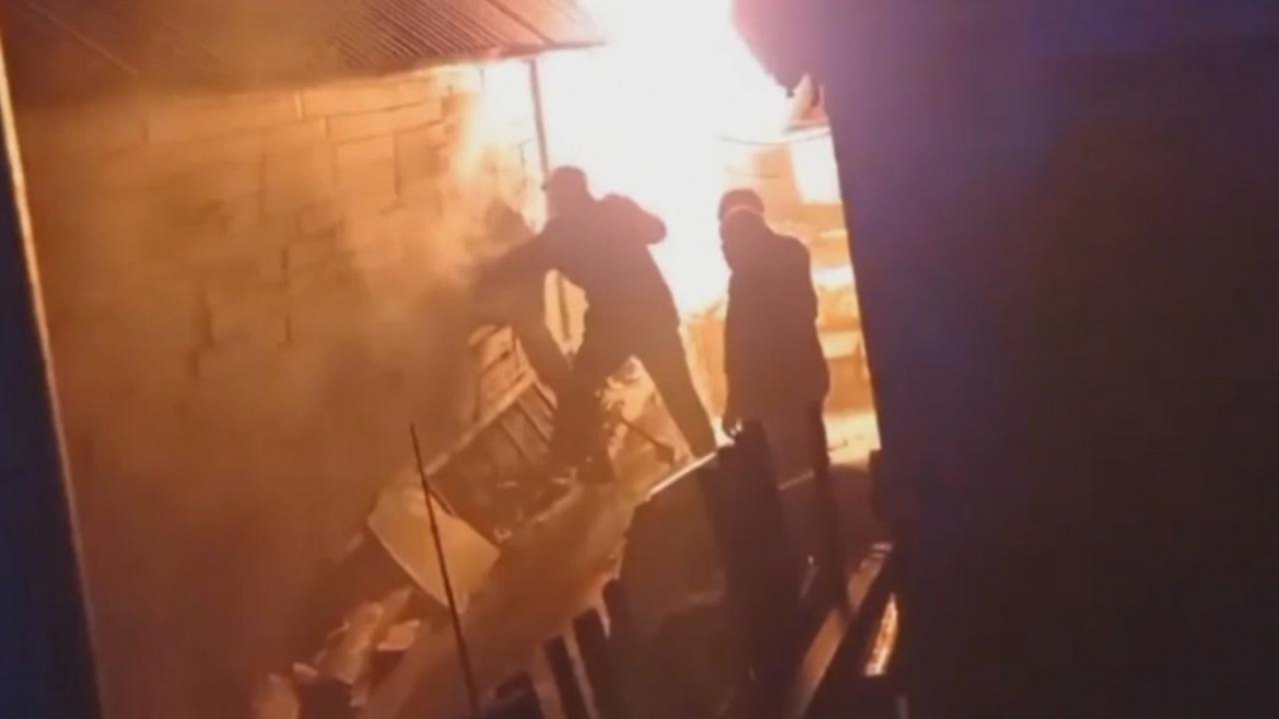 В Алтайском крае сотрудники полиции спасли людей из горящего дома