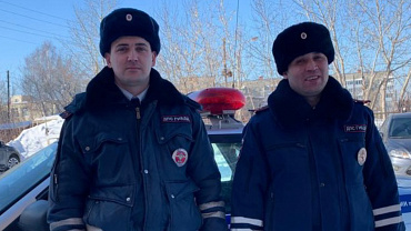 В Свердловской области сотрудники Госавтоинспекции оказали помощь водителям при проезде сложного участка дороги