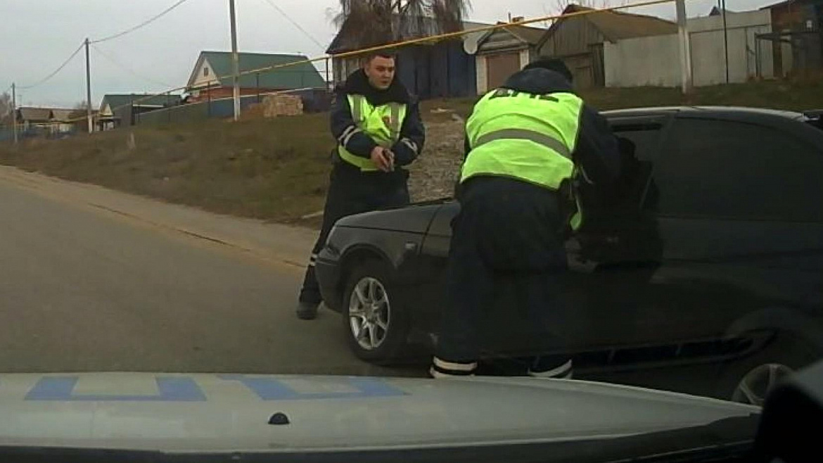 В Татарстане задержан водитель-нарушитель, который чуть не сбил с ног инспектора ГИБДД