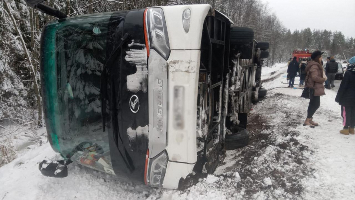 В Карелии на федеральной трассе произошло ДТП с экскурсионным автобусом