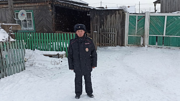 В Иркутской области сотрудник полиции спас на пожаре семью из четырех человек