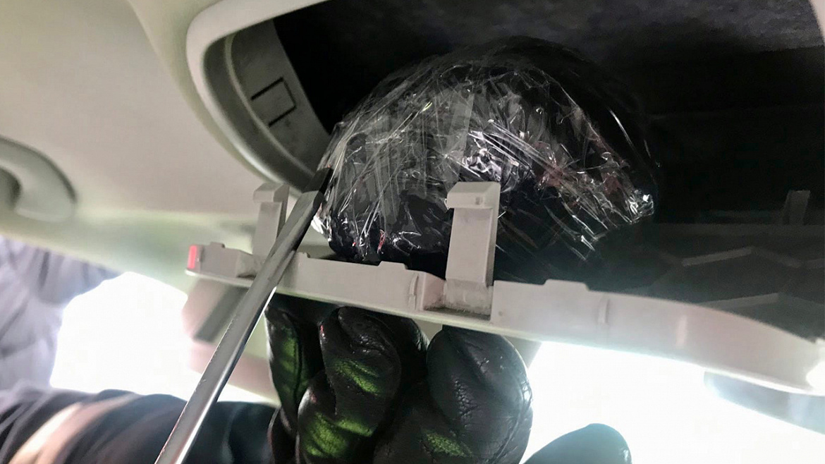 Полицейские изъяли около 400 грамм героина из тайника в солнцезащитном козырьке машины