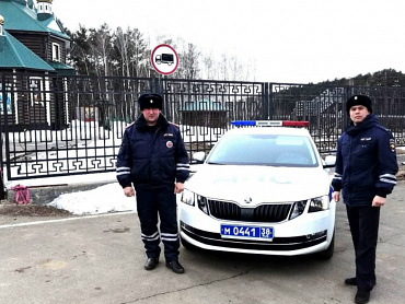 В Иркутской области сотрудники ДПС помогли жителям справиться с пожаром
